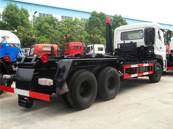 東風(fēng)天龍后雙橋鉤臂式垃圾車