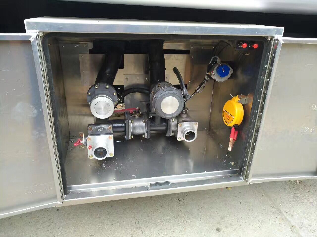 國五東風12.5方運油車 國五東風12.5方運油車