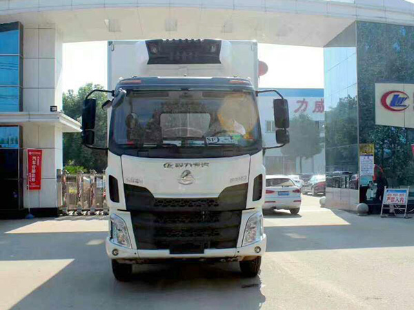 柳汽乘龍7 8米貨廂冷藏車